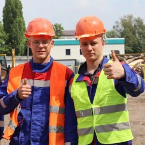 Студенты осваивают профессию бетонщика