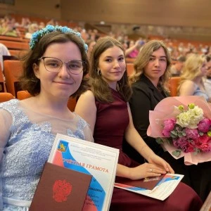 Выпускникам ИЭиЭ вручили дипломы об окончании вуза