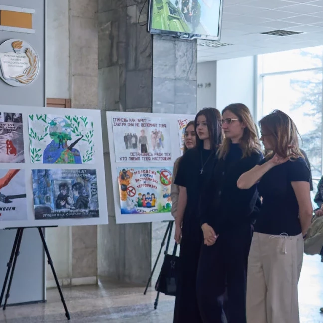 В БГТУ им. Шухова открылась выставка плакатов «Терроризму — нет!»