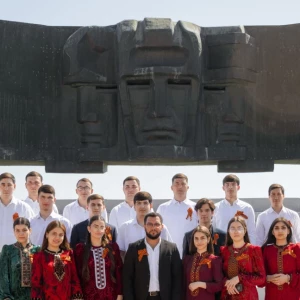Students from Shukhov Belgorod State Technological University laid flowers at the memorial to Turkmen soldiers.
