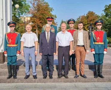 Делегация БГТУ им. Шухова возложила цветы к мемориалу в День города