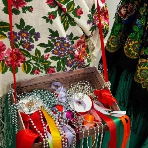 Выставка «Платков и шалей яркий хоровод»