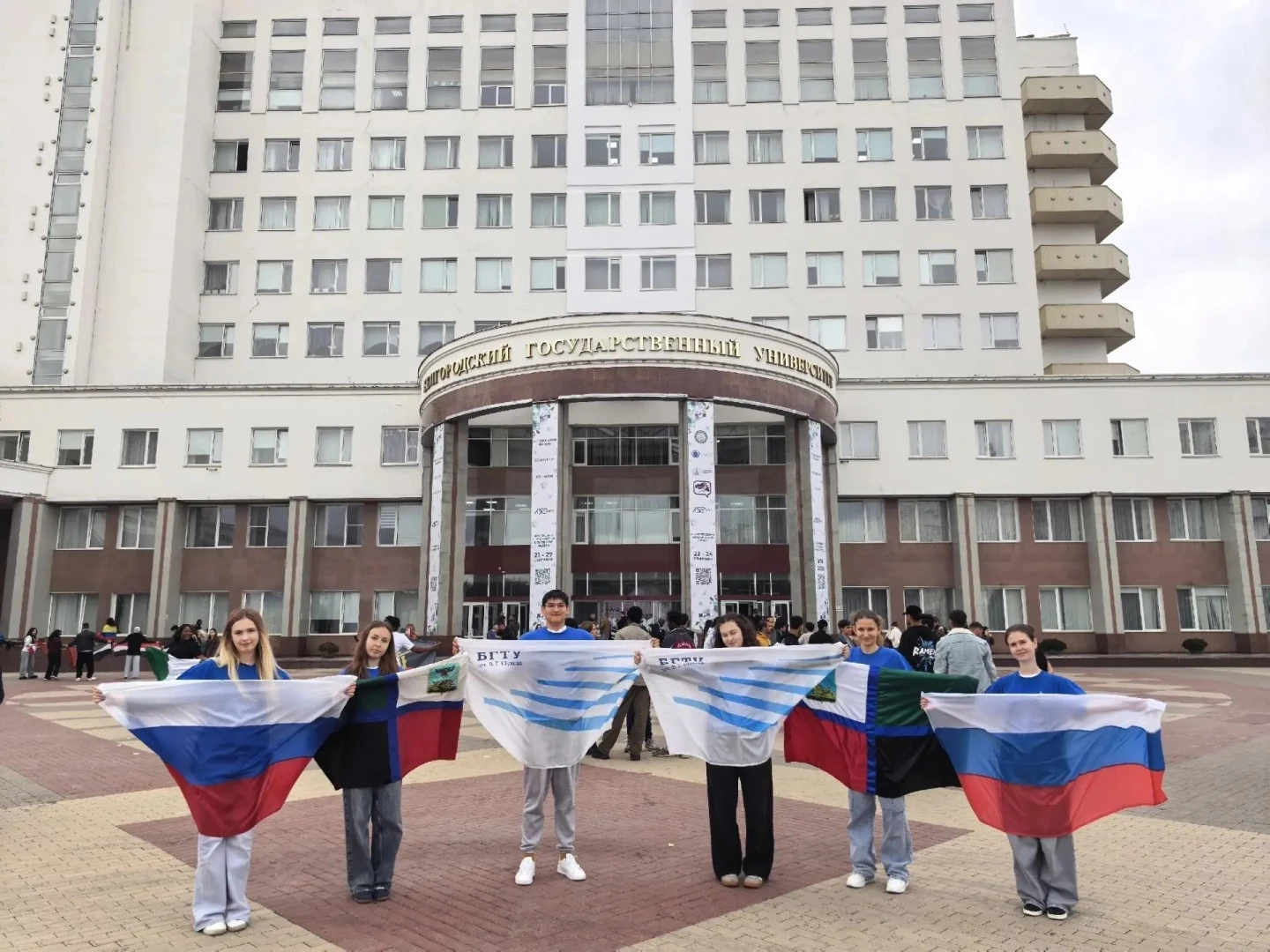 Студенты БГТУ им. Шухова присоединились к флешмобу «Парад флагов» 
