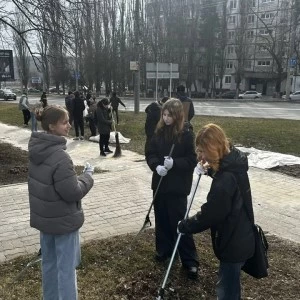 Студенты и сотрудники БГТУ им. Шухова вышли на весенний субботник